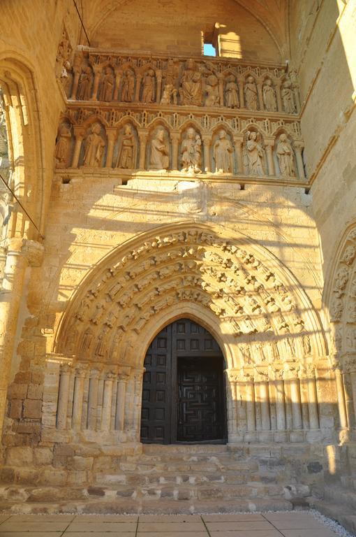 Las Cantigas Villalcazar de Sirga Bagian luar foto