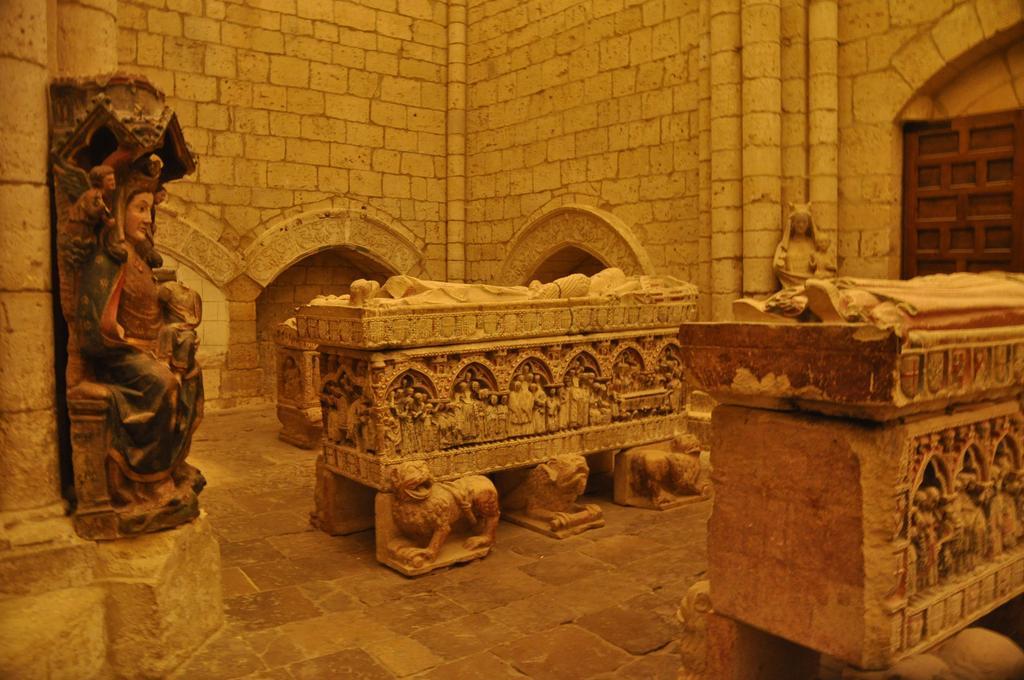 Las Cantigas Villalcazar de Sirga Bagian luar foto